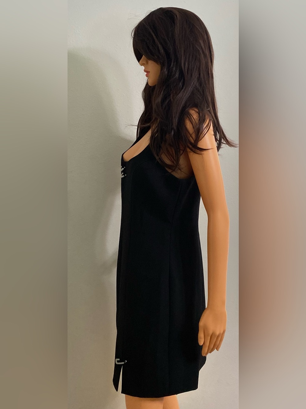 NEW CINQ A SEPT BLACK SLEEVELESS MINI DRESS WITH OVERSIZED BLING SAFETY PINS - Picture 10 of 16